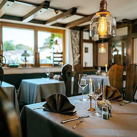 & Restaurant Kronenhof Am Weser-radweg * Trendelburg
