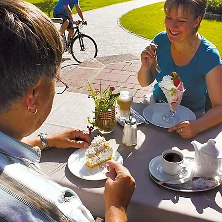 & Restaurant Kronenhof Am Weser-radweg